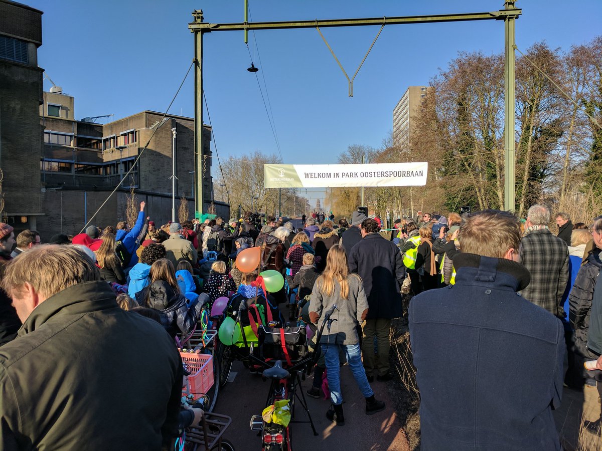 ThijsWeistra's tweet photo. Schitterend initiatief van bewoners, in samenwerking met de gemeente: vandaag de feestelijke opening van de Oosterspoorbaan! @GroenLinks030 https://t.co/RgY5xl5PX3