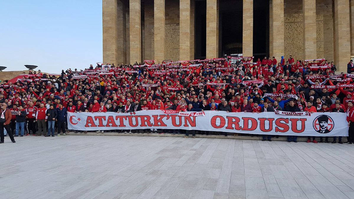 Alkışlar Osmanlıspor maçı için geldikleri Ankara'da Anıtkabir'e giderek 'Atatürk'ün Ordusu'pankartını açan Antalyaspor taraftarlarına!..