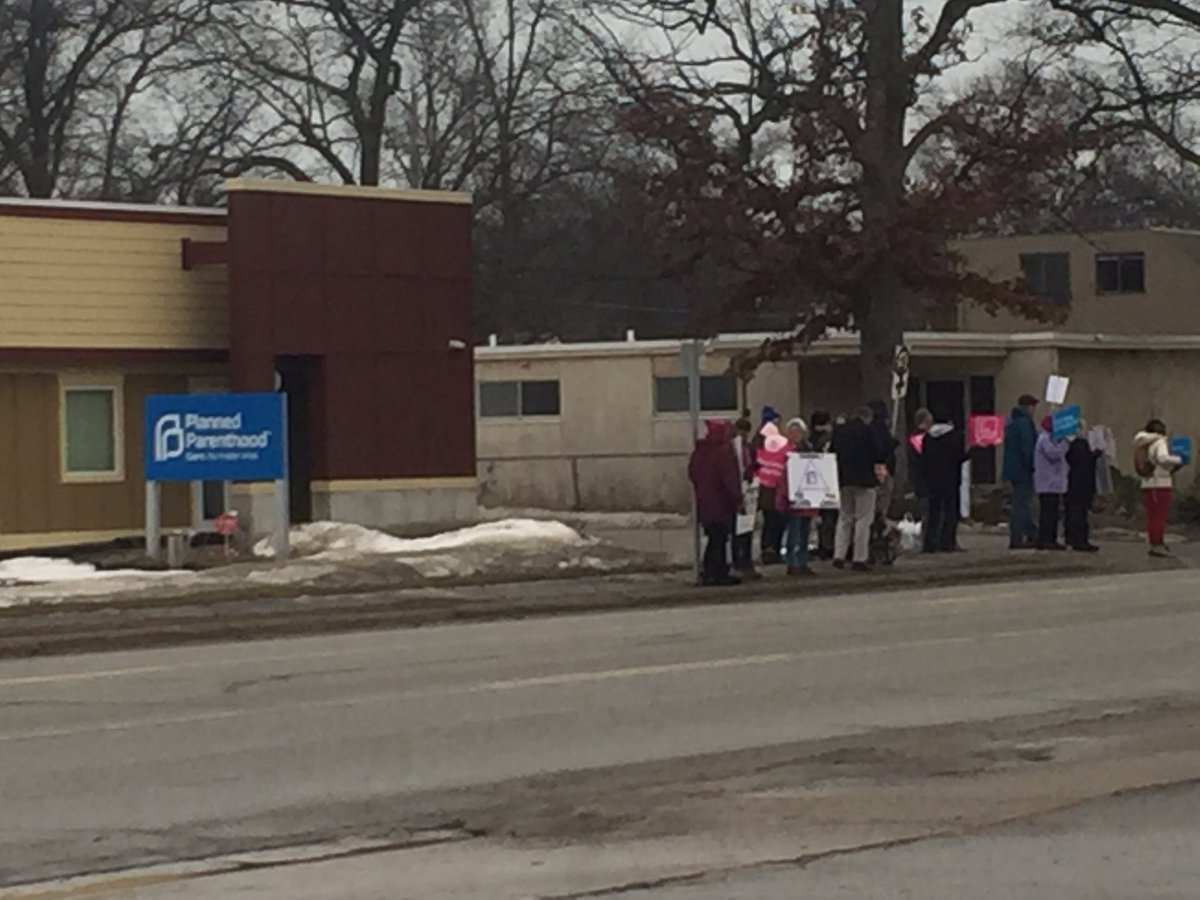 TinkerCharlie's tweet photo. Supporters of #ACA #plannedparenthood demonstrating in #traversecity #trump #obamacare #910news #HealthOnTrial https://t.co/BXbSc14h6Q