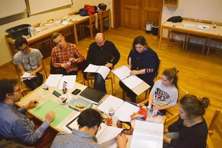 TeamJacquesvzw's tweet photo. Jan, Dokus, Hertog, Grootje, Hilda en Alwina in conversatie met regisseur @hvandersteene  #jzvdemusical https://t.co/ksxojg8g2T