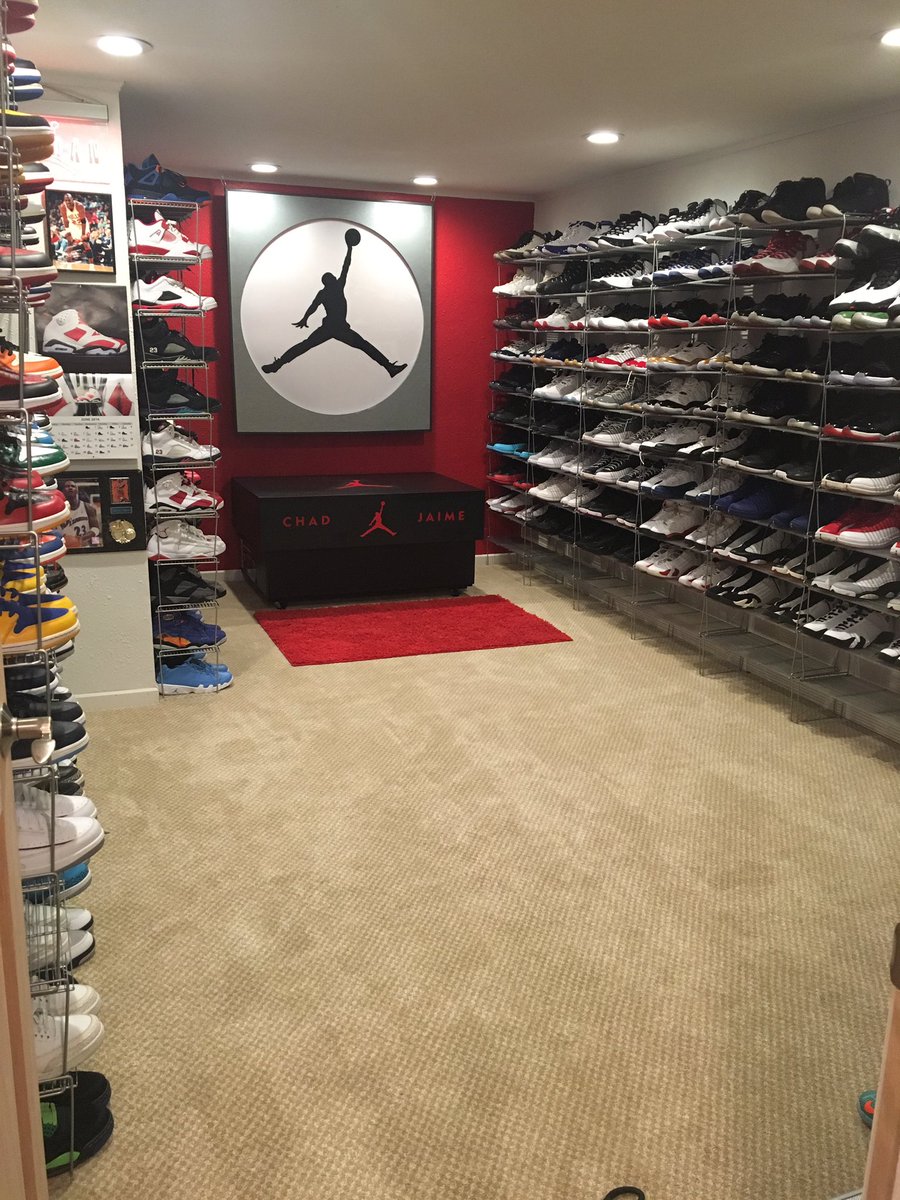 StalpesJaime's tweet photo. Got a little weekend project done...painted a wall that Chicago red 💪🏽👊🏽💯 #sneakercouple #sneakerhead #AirJordan https://t.co/ZHl1DG9GVl