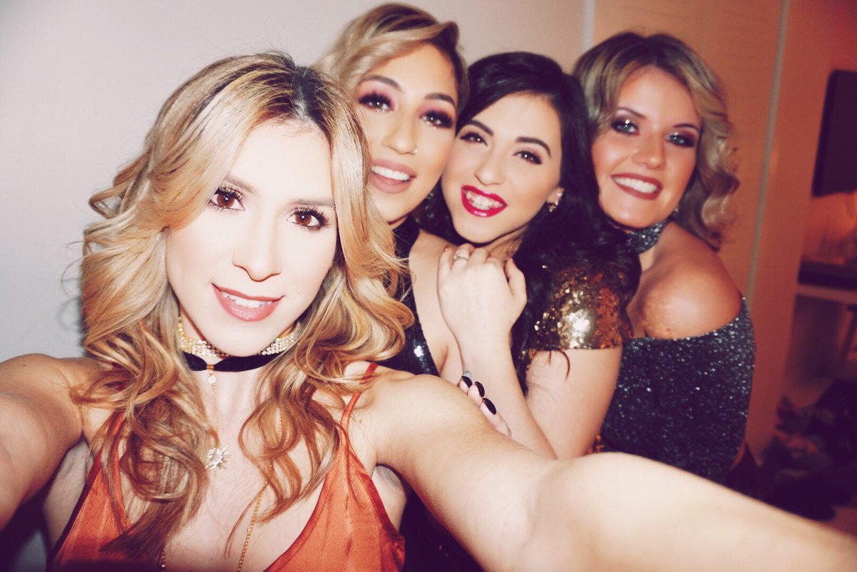 brianna__lynne's tweet photo. Some love for my girlies just because #LoveThem #MissingThemRn #NYE #IHavePrettyFriends #ForgotToPostItOnTwitterYesterday #Oops https://t.co/iRTLgwWQNX