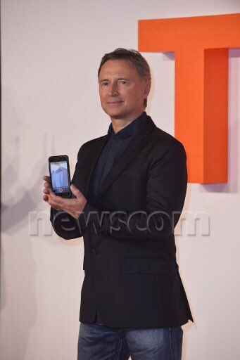 way2distracted's tweet photo. He was trying to record the fans and didn't realize he was recording himself. Someone help him pls #robertcarlyle #trainspotting2 https://t.co/aenUaGyHIB