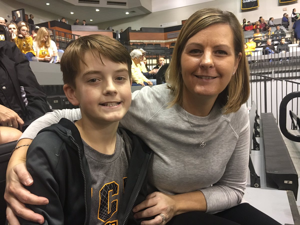 jjmullen's tweet photo. Brought friends to their first VCU game! #LetsGoVCU #siegelsmiles https://t.co/im7hEW2uPm