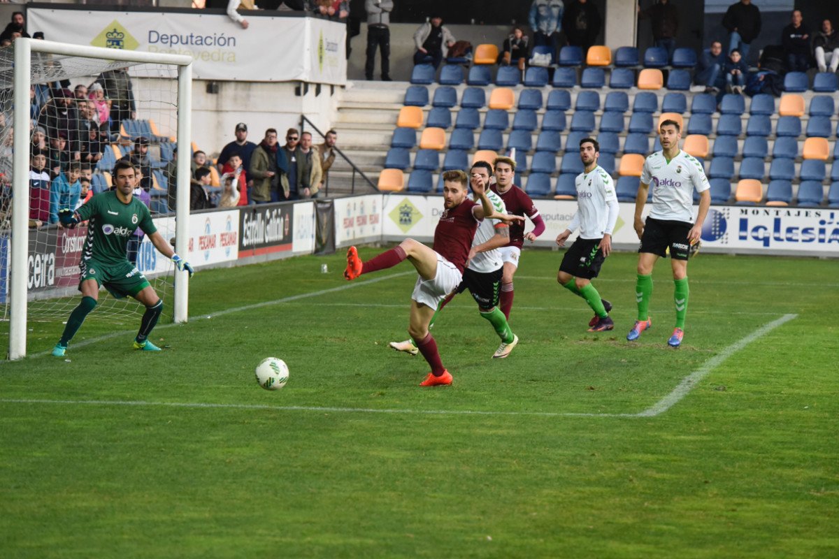 PontevedraViva's tweet photo. Un gol de fortuna decide a favor dos cántabros un extraordinario partido de @PontevedraCFSAD e @realracingclub (0-1) https://t.co/H45br2eZ0W https://t.co/WgLvy329Go