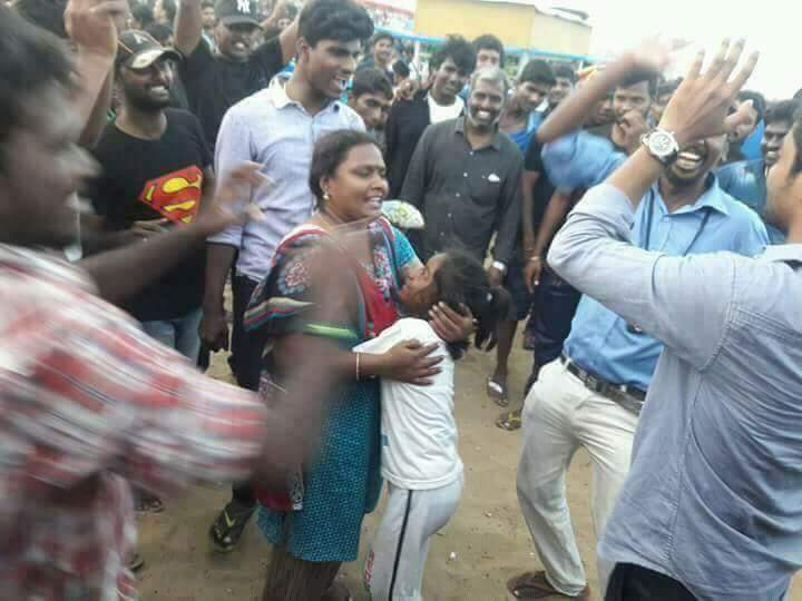 arul03701791's tweet image. காணாமல் போன குழந்தையை 
பத்தே நிமிடத்தில் தாயுடன் சேர்த்த
நம் மாணவர்கள்...
கண்டிப்பாக மெரினா சரித்திரம் படைக்கும்..... 👉💪