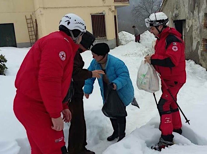 crocerossa's tweet photo. Km e km a piedi in mezzo alla #neve per distribuire viveri e farmaci a persone isolate. L'instancabile lavoro dei volontari #CroceRossa. https://t.co/sWqgmA0CO8