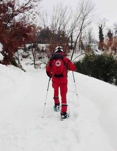 crocerossa's tweet photo. Km e km a piedi in mezzo alla #neve per distribuire viveri e farmaci a persone isolate. L'instancabile lavoro dei volontari #CroceRossa. https://t.co/sWqgmA0CO8
