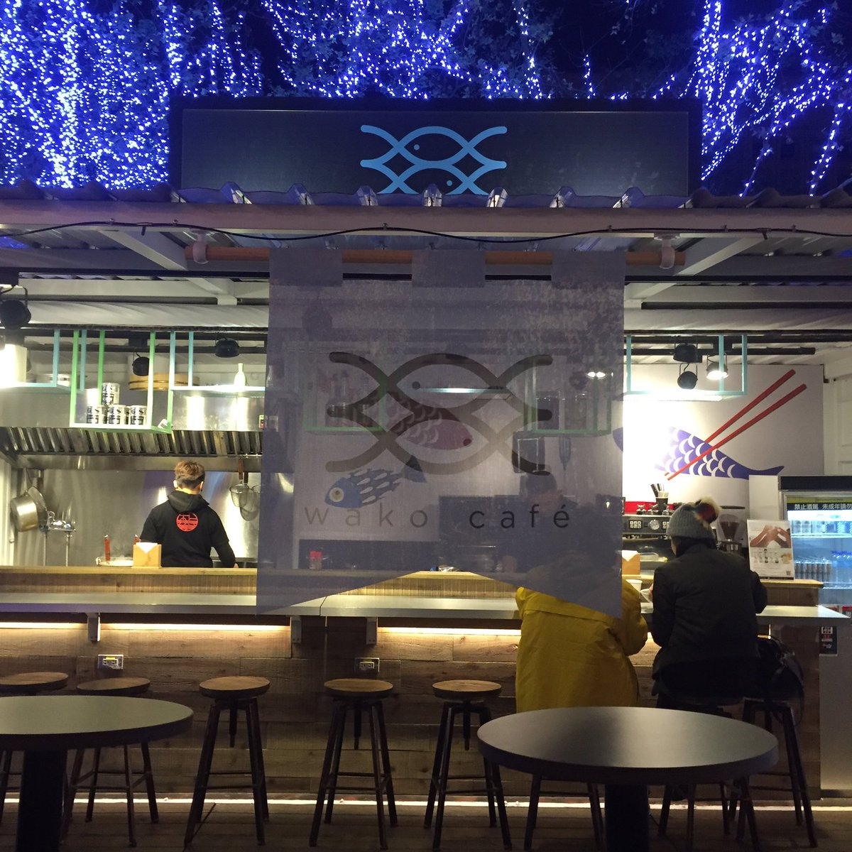 thecarol's tweet photo. 路過目前台北市最夯的信義區高級貨櫃市集，COMMUNE A7。入夜人潮已少。

#Communea7 https://t.co/7NzGBU1I8r