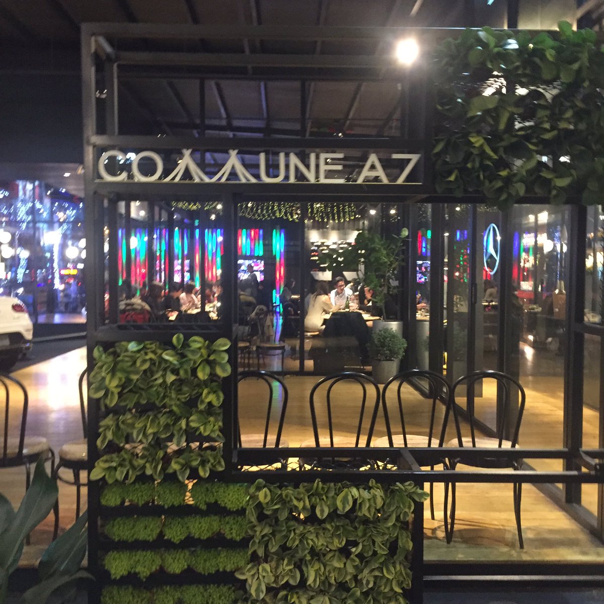 thecarol's tweet photo. 路過目前台北市最夯的信義區高級貨櫃市集，COMMUNE A7。入夜人潮已少。

#Communea7 https://t.co/7NzGBU1I8r