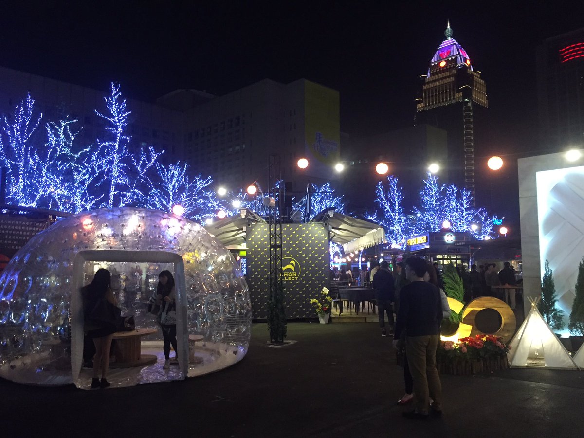 thecarol's tweet photo. 路過目前台北市最夯的信義區高級貨櫃市集，COMMUNE A7。入夜人潮已少。

#Communea7 https://t.co/7NzGBU1I8r