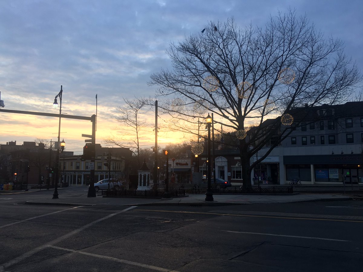 Emjay1028's tweet photo. #Mornings are the best part of every day! Happy Sunday & #GoPats!! #ViewFromMorningRun #RoadToThirteenPointOne #Boston #runDisneyTraining https://t.co/r7ex9zhHTU