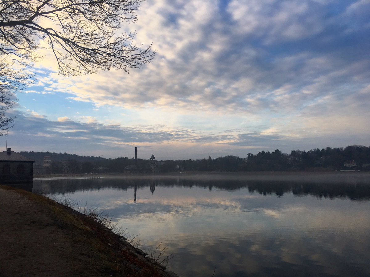Emjay1028's tweet photo. #Mornings are the best part of every day! Happy Sunday & #GoPats!! #ViewFromMorningRun #RoadToThirteenPointOne #Boston #runDisneyTraining https://t.co/r7ex9zhHTU