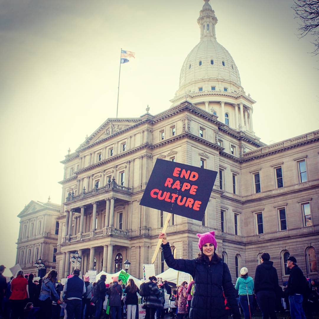MarcieMichigan's tweet photo. Standing 20,000 strong at the state capitol. #Womensmarch #Lansing https://t.co/zO8CrubBu5