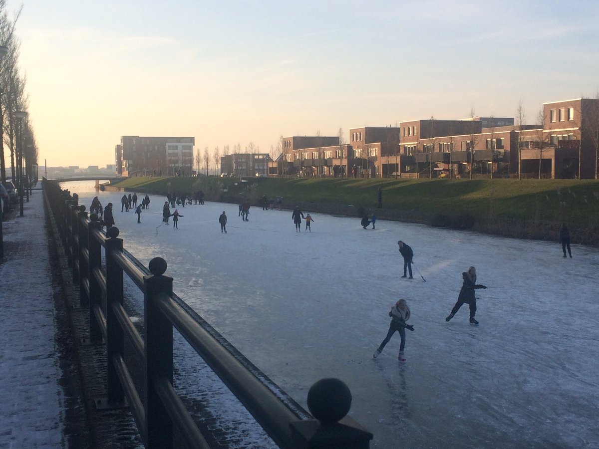 MM1913EHV's tweet photo. Wat een heerlijk winters tafereel: schaatsen op de gracht aan de #walstro #heeswijksekampem #cuijk https://t.co/NOj4zwMyC7