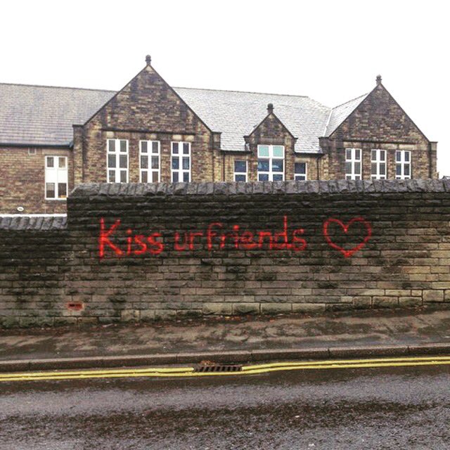 Why_U_Reading's tweet image. Kiss ur friends ❤️

Junction Rd, S11

Found by @AlissCurtis 
#streetwords #sheffield #graffiti #type #typebrut