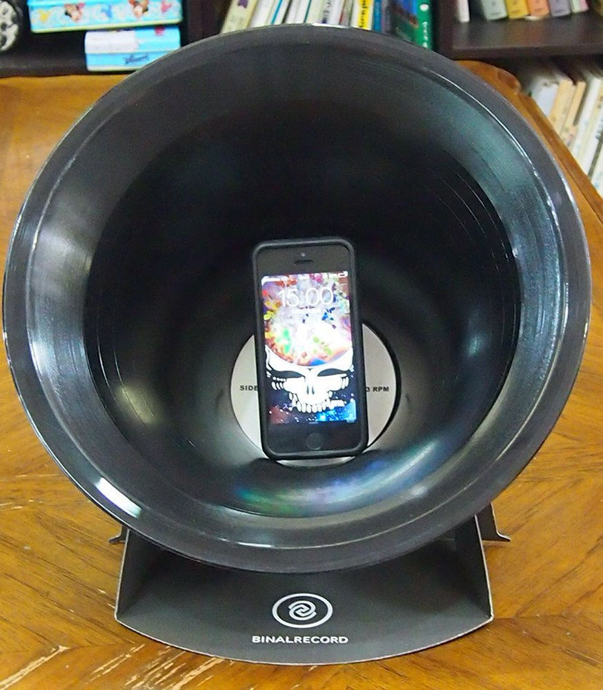 スマホを置くだけ音が"倍"鳴る～！
蓄音機の原理で音量が２倍！
バイナルレコード！！