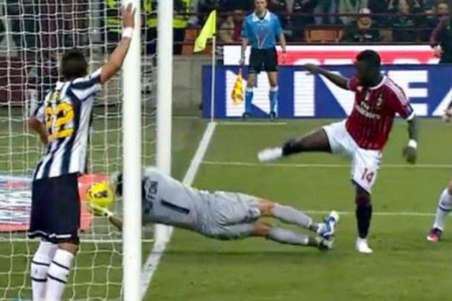 pisto_gol's tweet photo. Tagliavento e Buffon forse stanno parlando del gol di Muntari 😉 https://t.co/jxMEIJaPxk