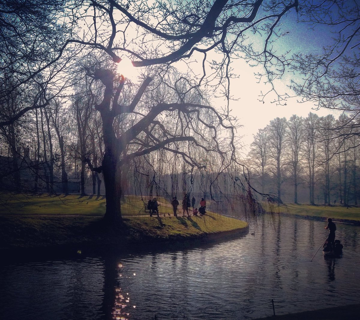 Cambridge_Uni's tweet photo. Beautiful day today along the Cam! #cambridge #cambridgeuniversity https://t.co/78s2HZrOt9