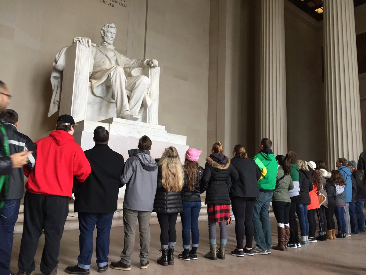 MrsStephByrne's tweet photo. Last day! Grenadiers, Hawks, &amp; Warriors linked together to admire The Man. #EGtoDC @ElkGrove_HS @mwwarriors @Maine_South https://t.co/C2OiAzHysB