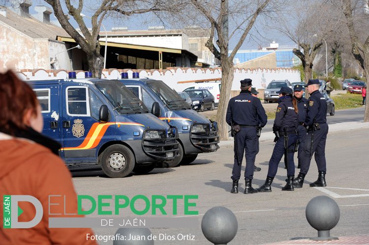eldeportedejaen's tweet photo. Amplio dispositivo de seguridad en el entorno de Linarejos para el derbi que arranca en media hora. #RJAvLIN https://t.co/E6pxa29ihC