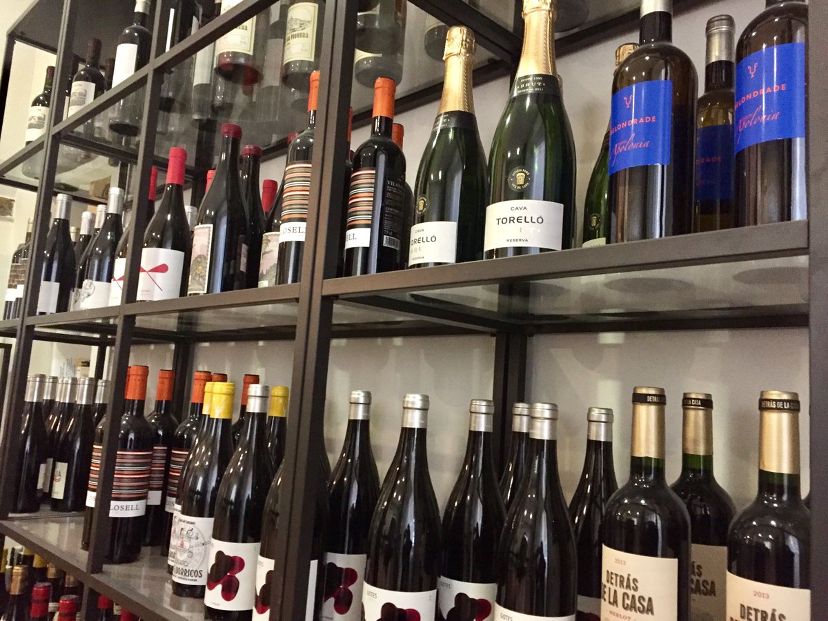 DevourMadrid's tweet photo. Madrid Uncorked wine tasting this Thurs! Lighthearted &amp; informative, perfect for wine-gurus and wine-beginners alike https://t.co/jt0J8LPl2k https://t.co/TQvmiNm4bd