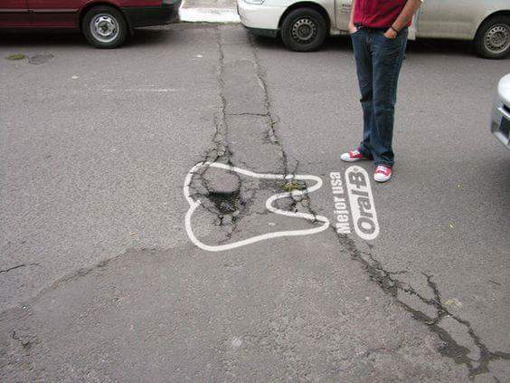 Perché parlare del problema della carie su cartelloni pubblicitari quando puoi farlo sul cemento?
#marketingnonconvenzionale #marketing