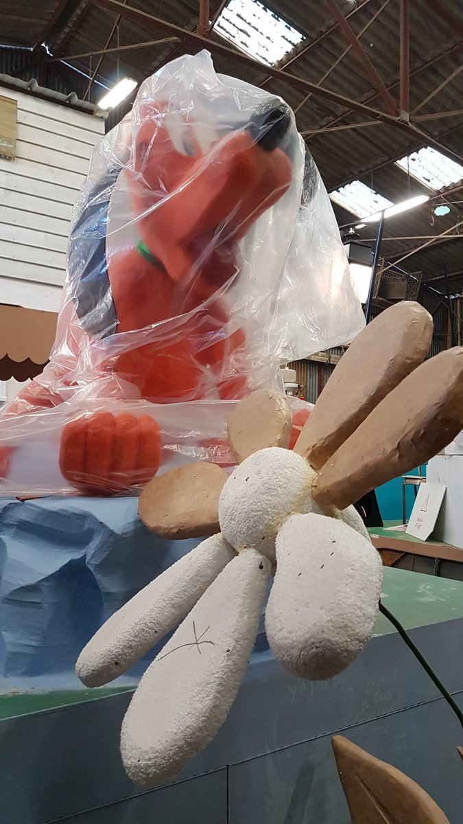 CarnavalGranvil's tweet photo. Dans 5 semaines, plus de 40 chars défileront dans les rues de Granville! Mais pour le moment, ils sont encore en pleine construction! https://t.co/1k585uKjHY
