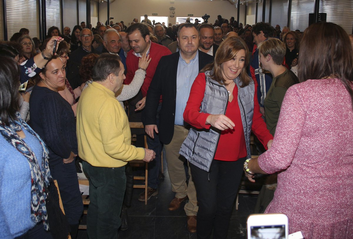 Ijuez's tweet photo. Manifestantes abuchean a Susana Díaz en León al grito de «¡No, es no!». https://t.co/ykkcQ1Wl8D https://t.co/i8W13d28Ob