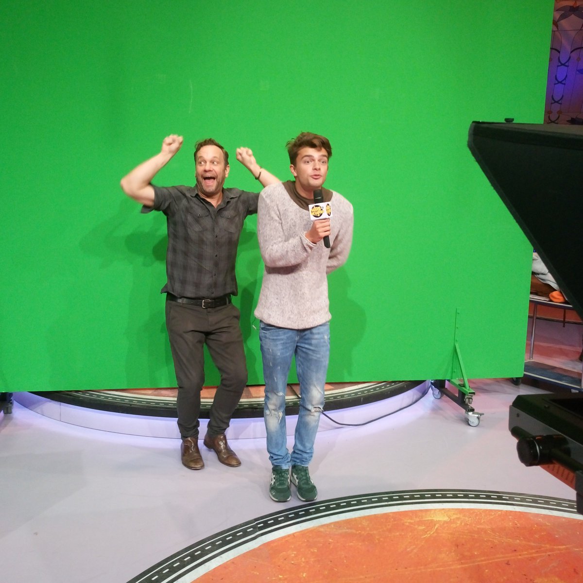 Klaar met de repetitie! Over 50 minuten gaan we live en onze co-host is <a href="/BuddyVedder/">Buddy Vedder</a>! #carlostvcafe