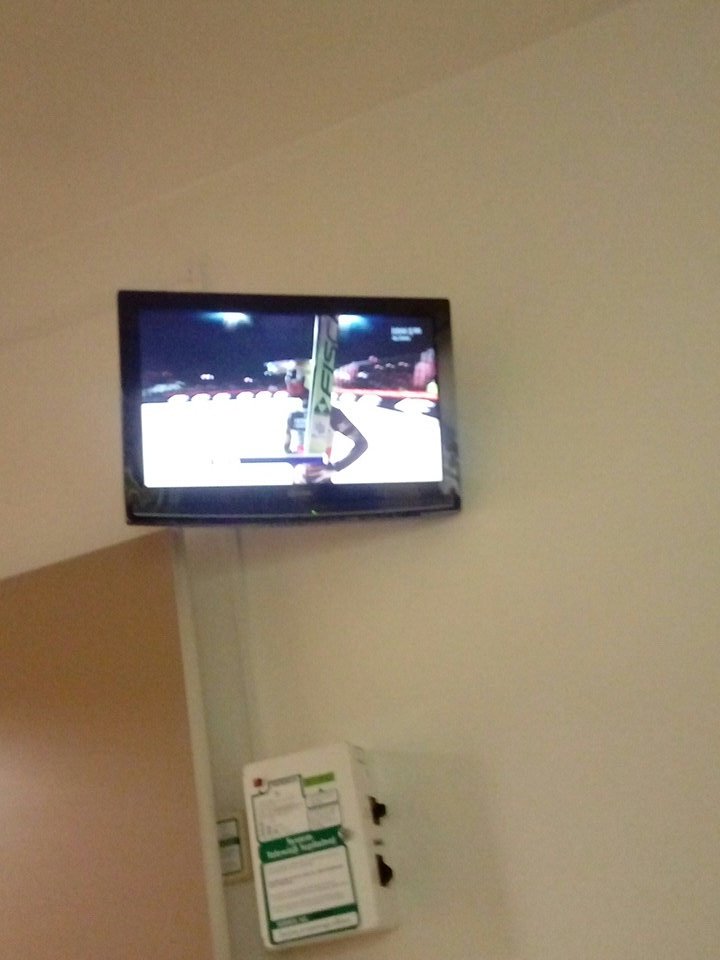 Nowy, niedzielny zestaw płucaków: skokiści. TV oczywiście nad moją głową. Idę precz, k... mać.