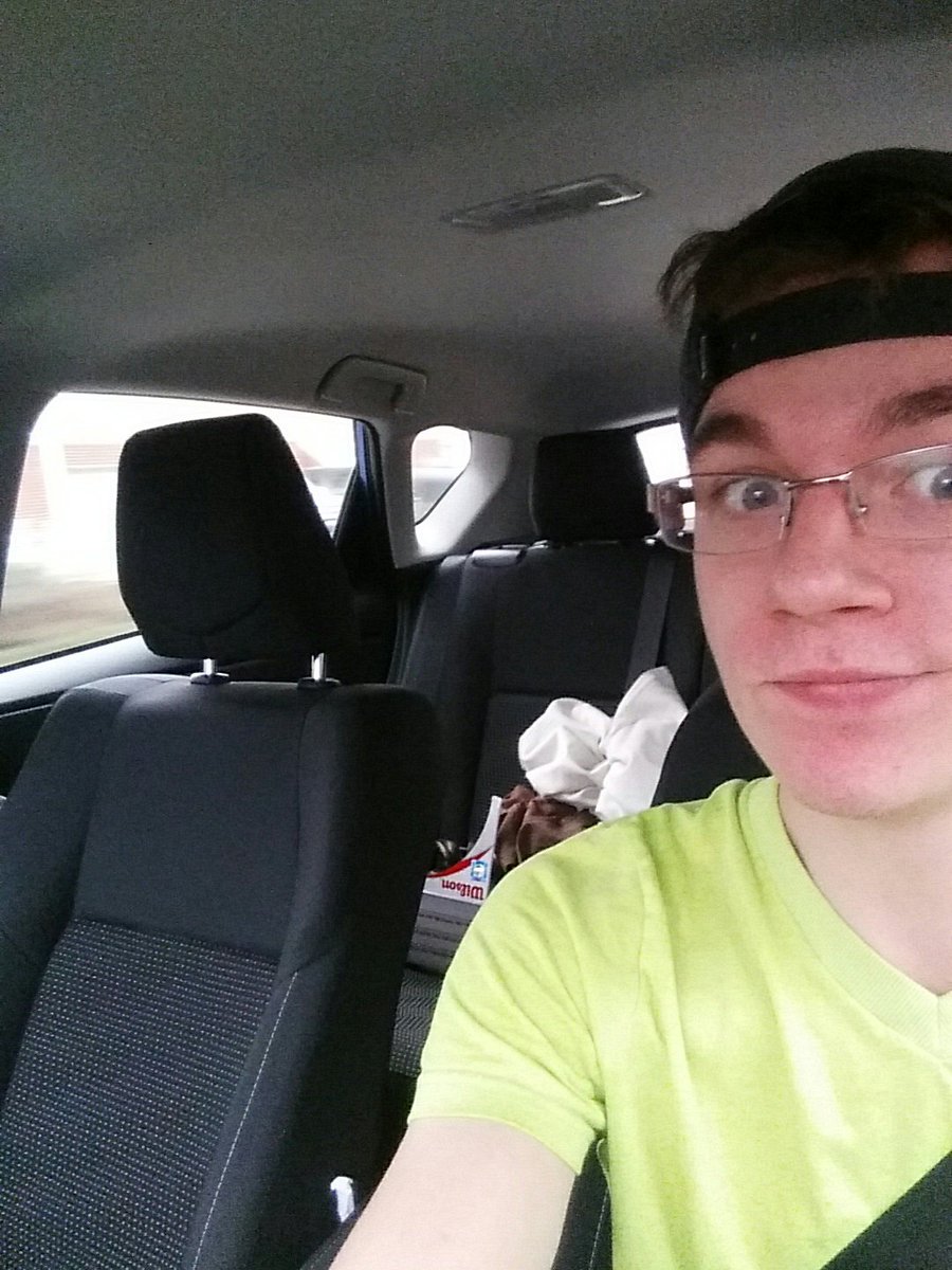 SteelScizor's tweet photo. Changed from a Suit and Tie to shorts and a t-shirt while driving to the prerelease lmao # dedication #probablydangerous https://t.co/egrRyvI7DD