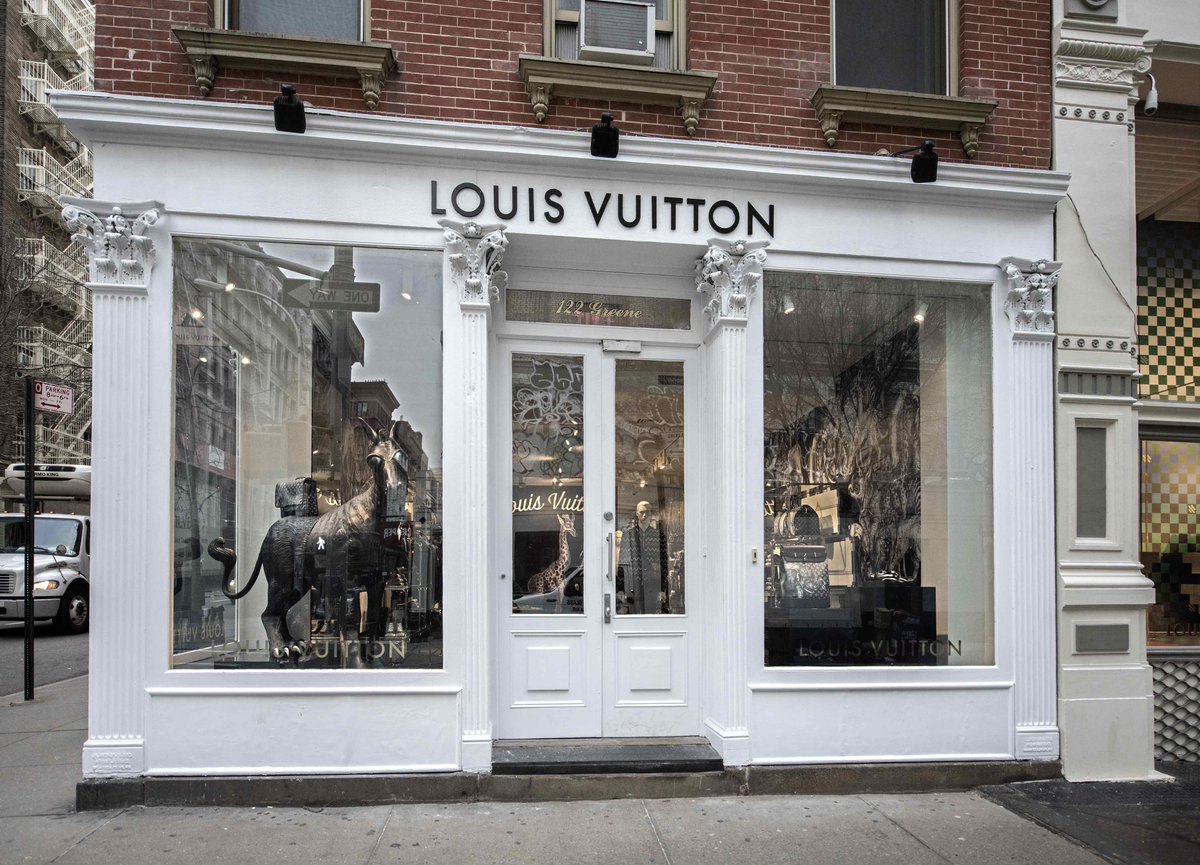 GQMagazine's tweet photo. Louis Vuitton opens men's only pop-up shop in New York https://t.co/mW4MtkgUFy https://t.co/BDpcnlWbVf