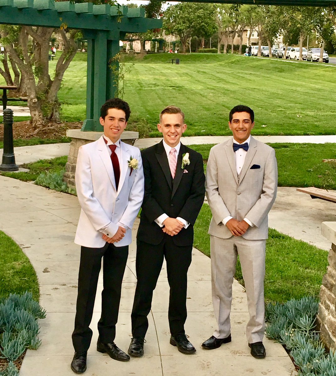 seb_A_limon's tweet photo. Last night was truly one night to remember! #FirstFormal #Limo #BondTux #WCHS https://t.co/Vx38yQaxj8