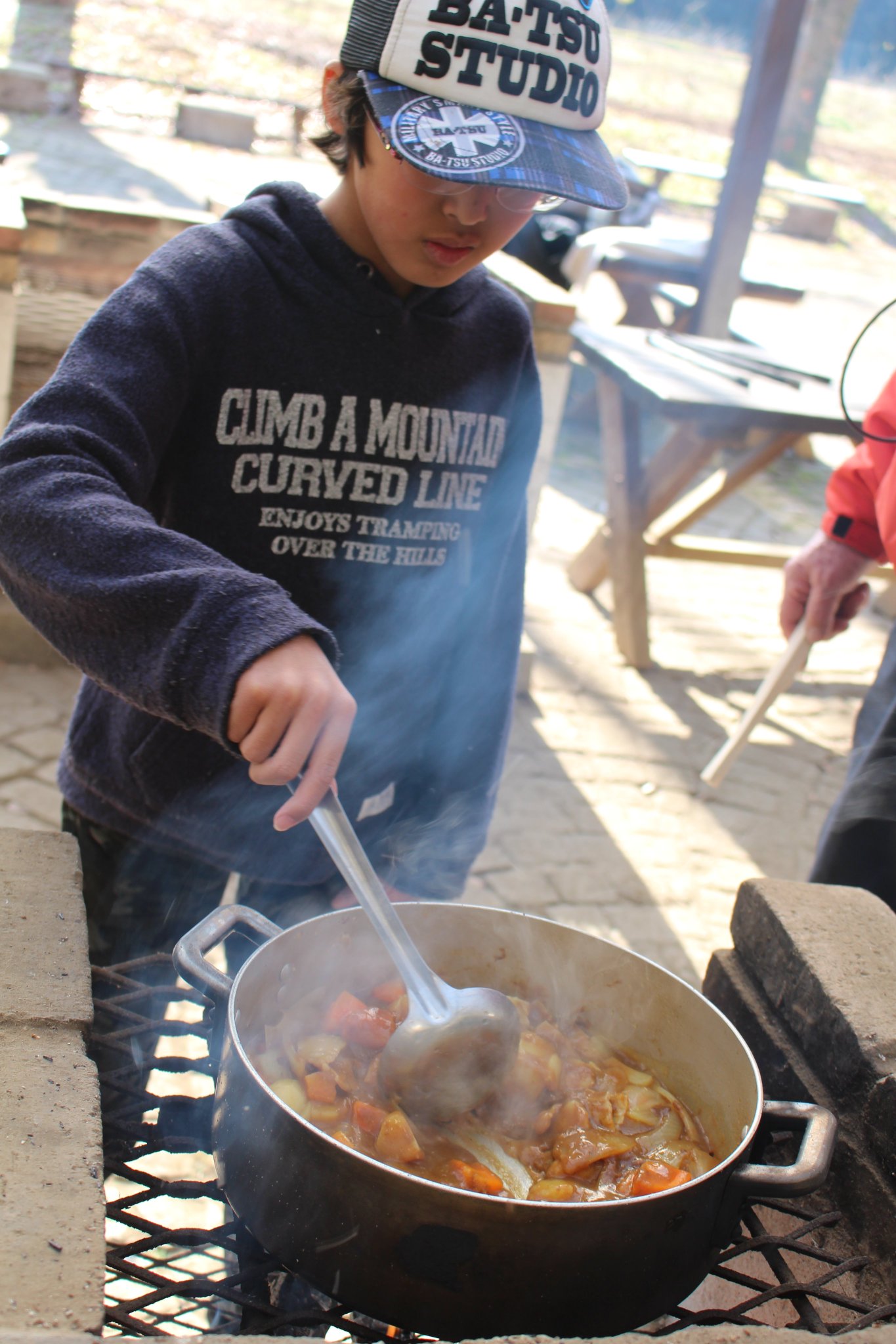 kimi お正月に買った福袋の中に カレー作り 飯盒炊爨 のチケットが入ってたので お天気が良かった今日 イバライドに行って来ました 係りの方に助けて貰いながら 殆どを息子一人で作りましたヨ 凄く kimi お正月に買った福袋の中に カレー作り 飯盒炊爨 のチケットが入ってたので お天気が良かった今日 イバライドに行って来ました 係りの方に助けて貰いながら 殆どを息子一人で作りましたヨ 凄く