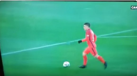 YouFootballVids's tweet photo. VIDEO: Marco Verratti booked for this hilarious back pass to his goalkeeper. What was he thinking?! https://t.co/HYePHE6mJ7 https://t.co/nxQjynuxTA