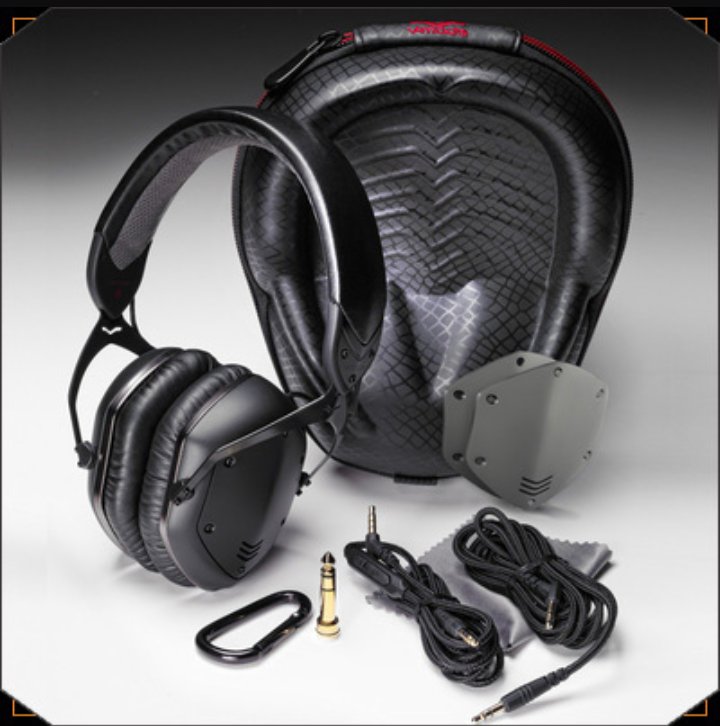 DjTechReviews1's tweet image. My headphones of choice @VMODA #M-100 these are phenomenal feom #Design #Sound the best dj headphone out there @ellaskins do u agree?