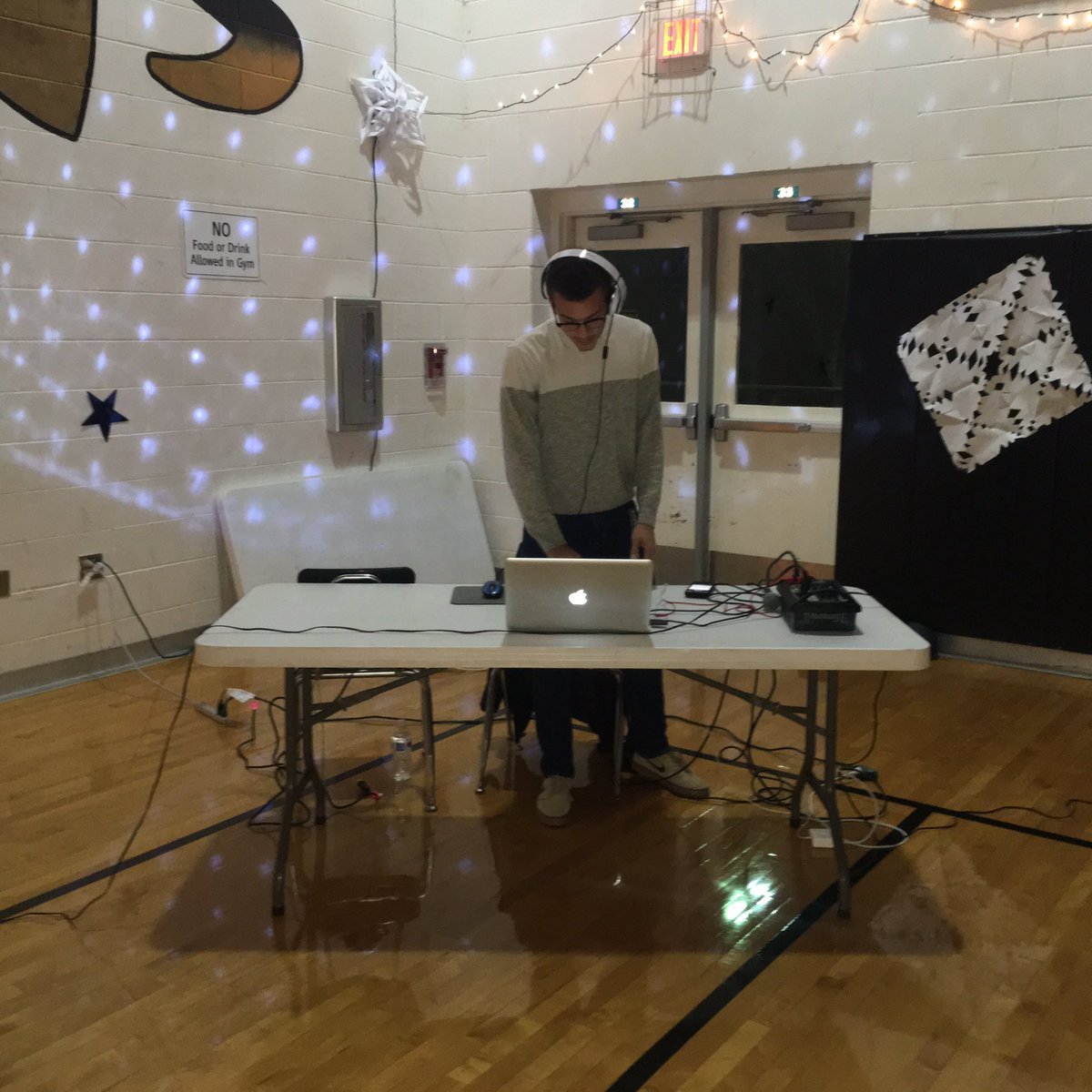 mhskeyclub9a's tweet photo. Huge shoutout to everyone that made this night possible!! The event was a huge success with over 300 articles of clothing to donate!! https://t.co/p2vzlnSsVv