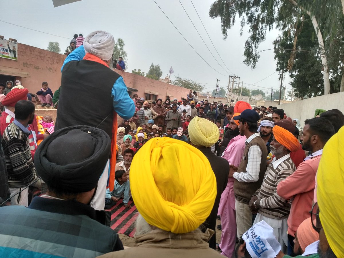 officialJarnail's tweet photo. लंबी के लोगो की एक पुकार 'कैपटन,बादल पंजाब से बाहर,

केजरीवाल केजरीवाल
सारा पंजाब तेरे नाल। https://t.co/w87Jo1Q2Hm