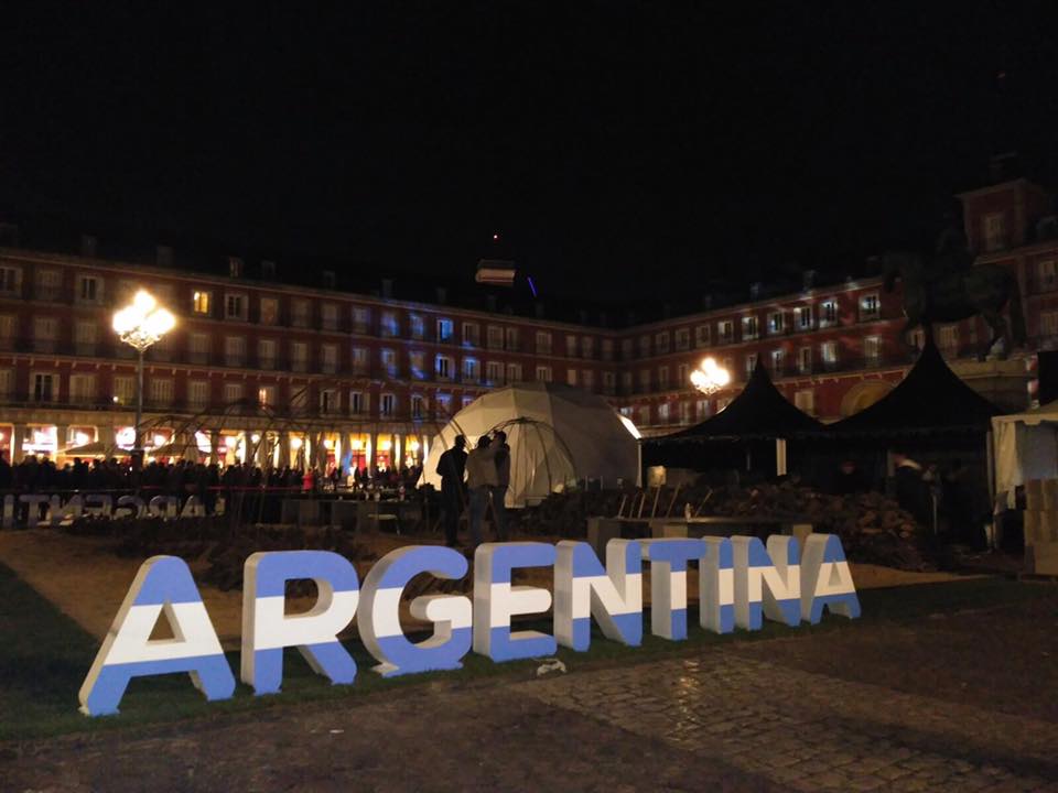 ReCreationMad's tweet photo. En #Madrid el #stand de #Argentina en #PlazaMayor. No los frena ni la #oladefriopolar.
#Mantenimiento #Piscinas #Socorristas https://t.co/8WORSHrDyM