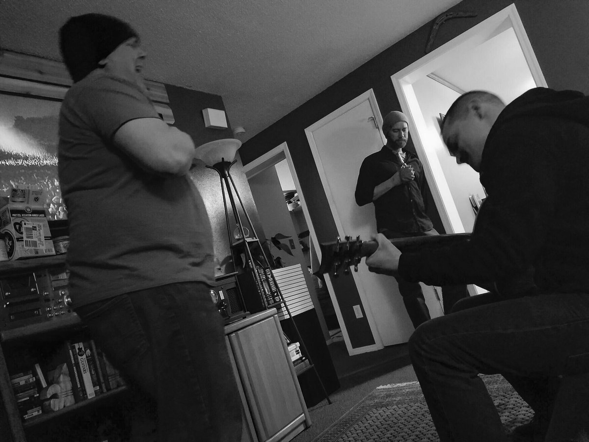 thebbmasons's tweet photo. After show party. Jamming with @RyanDurnford one of the original #BBM #bbmasons Hold on Tight https://t.co/pYX13ilsJR