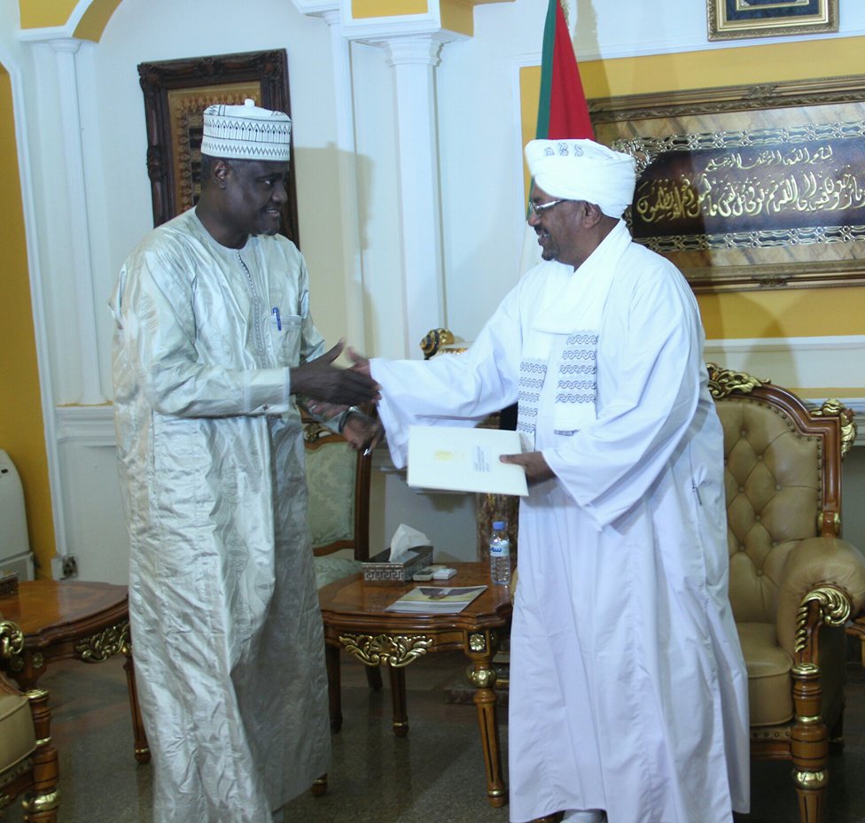 J'ai été reçu ce jour par le Président Omar el-Béchir à qui j'ai remis un message du Chef de l'État @IdrissDebyI #FakiForANewAfrica #Tchad