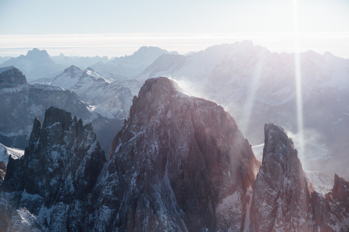 Photographier les #Dolomites italiennes depuis les airs. Un rêve que nous avions. Spectacle vertigineux, extraordinaire !! 😳😲🏔🙌🏻 #SouthTyrol