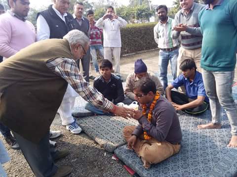 SandeepBurawad's tweet photo. Mr. Suresh removed strike after  approvement of his letter &amp; taken juice from prof. Ganeshi lal @sumitmehta1230 https://t.co/FvvdOmeFeT