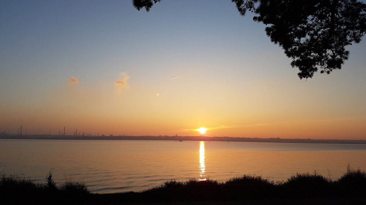 Why would you live anywhere else... #hamble #sunday #happiness #beachlife  <a href="/TheBugleHamble/">The Bugle Hamble</a> @MDLHamblePoint <a href="/HambleEstate/">Hamble Estate Agency</a> <a href="/HambleBnB/">Hamble B&B Landfall</a>