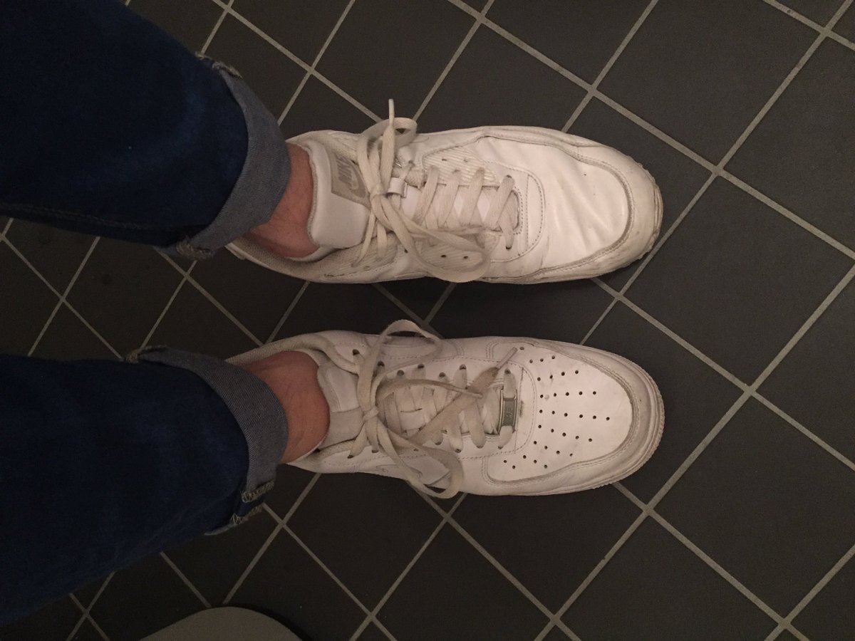joelengh66's tweet photo. Jag har alltså gått till jobbet idag med två olika skor??? &amp; HAR INTE MÄRKT NÅTT?!? Jobbar dessutom i butik🙈 https://t.co/P9NCR8nKgp