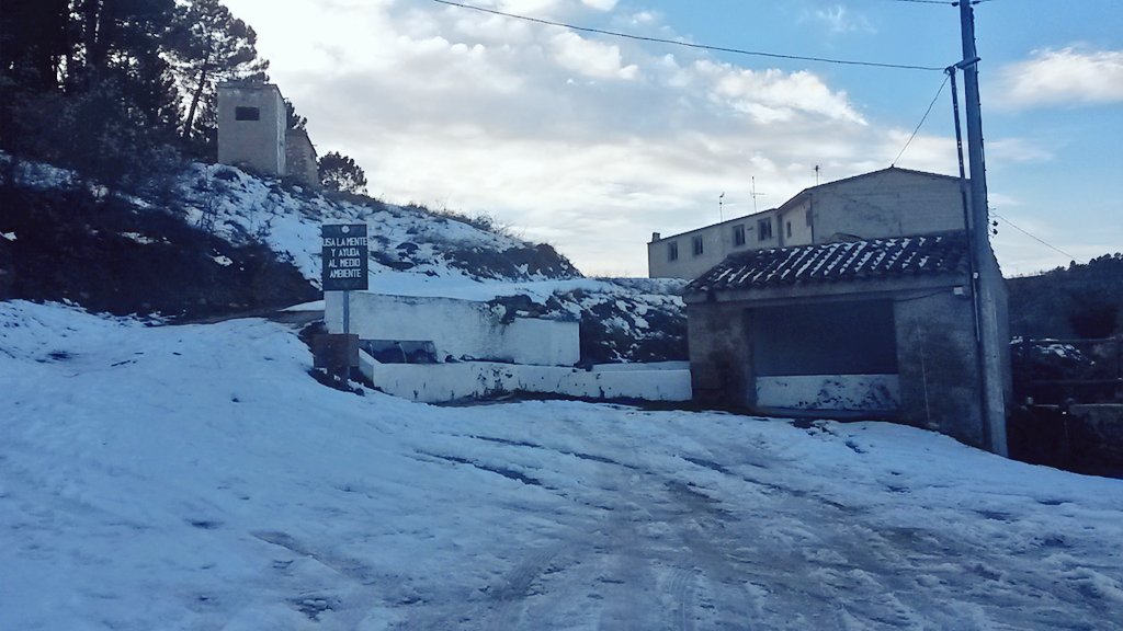 SMolinicos's tweet photo. Así continuaban nuestras aldeas de #CañadadeMorote #LosCollados y #Torrepedro esta tarde tras la #nevada de estos días #Molinicos Ab ❄⛄ https://t.co/HPPV71qiZm