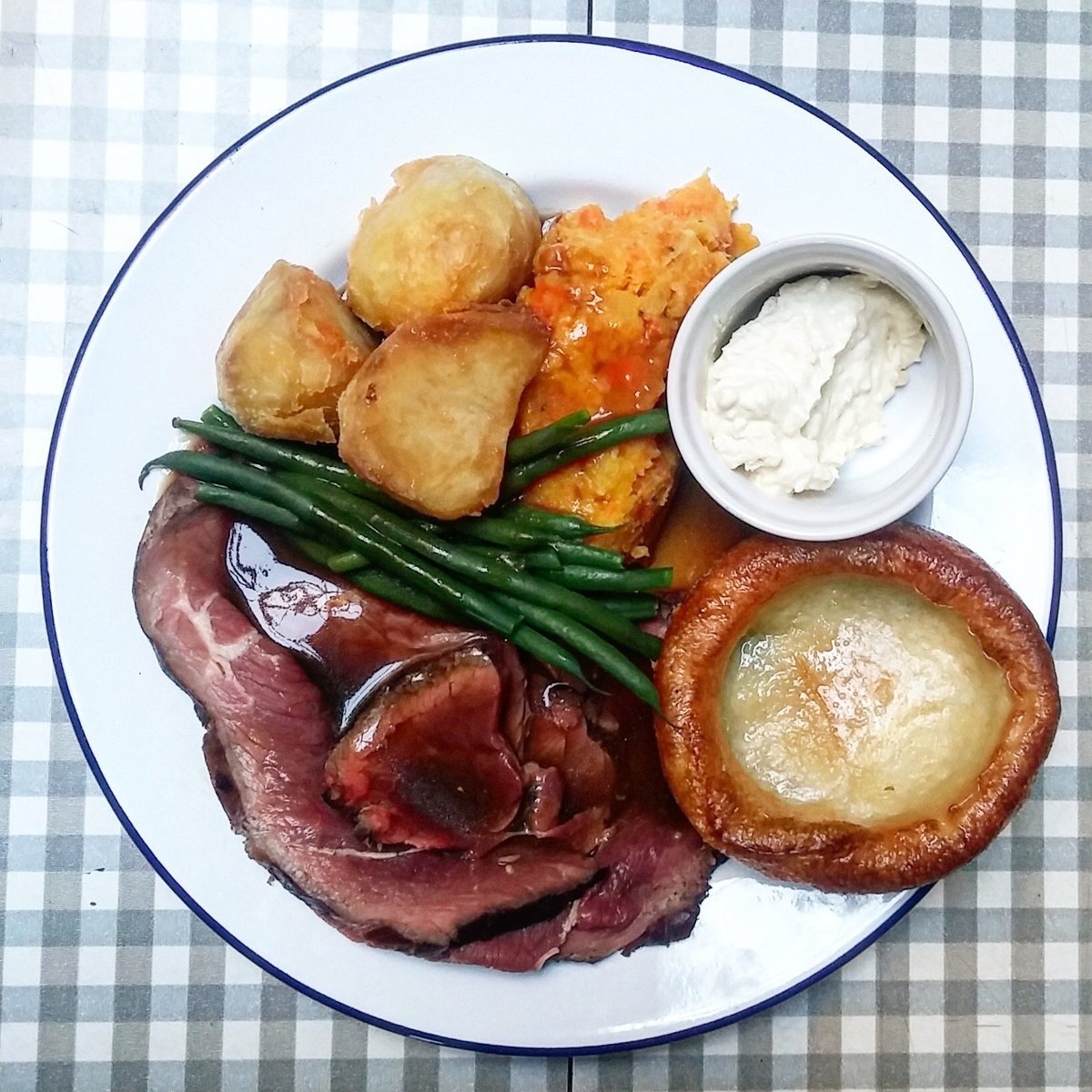MYPIE_LDN's tweet photo. Sunday roast #sellout @TheKingandCo 👍🏻👍🏻👍🏻👍🏻 📸@LondonPopups https://t.co/U0HS4TJpkB