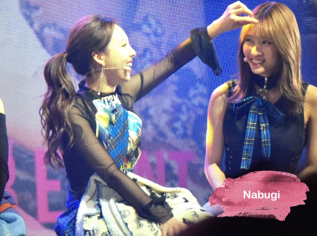 dailyhiraimomo's tweet photo. [ PREVIEW ] 170122 Momo and Nayeon ❤️ #TWICE #트와이스 #MOMO #모모 #NAYEON https://t.co/viOor1TVIa