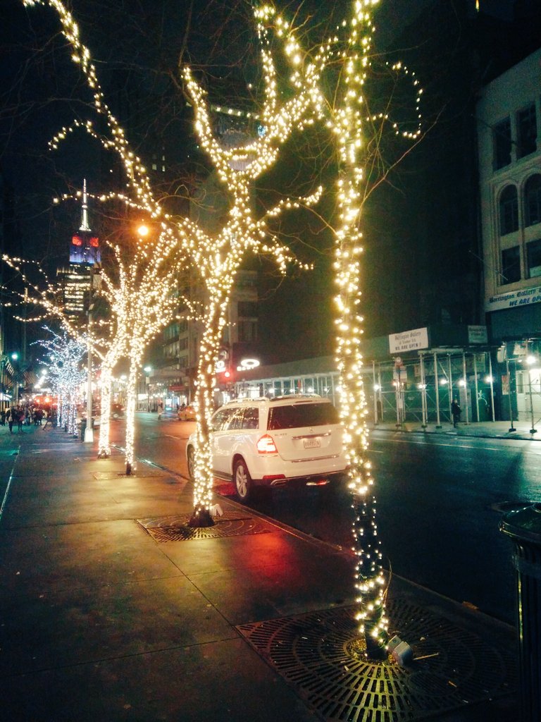 LensOfNYC's tweet image. Lighting the path...  #5thAvenue #NewYorkCity #NYCLENS